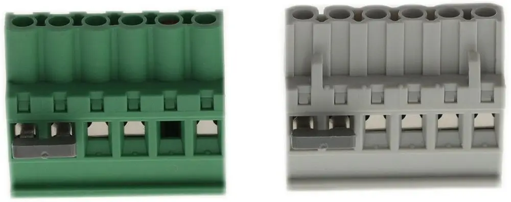 Zwei elektrische Steckverbinder von Bosch, einer in grün und einer in grau, mit mehreren Anschlüssen für Kabelverbindungen.
